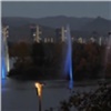 В Красноярске запустили «водный фейерверк» на Енисее. В День Победы включат подсветку (видео)