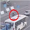 В Красноярске байкер дважды попал в ДТП на одном перекрестке (видео)
