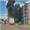 На правобережье Красноярска на проезжей части вспыхнул грузовик (видео)