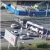 «Не дали проехать на красный»: на перекрестке улиц Взлетная и Березина иномарка пробила топливный бак автобусу (видео)