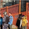 В Красноярске неизвестный распылил баллончик в лицо охраннику одной из школ