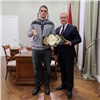Чемпиону мира по боксу Марку Петровскому подарили квартиру в Красноярске (видео)