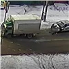 В красноярской Покровке водитель KIA на полном ходу въехал в грузовик (видео)