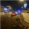 В центре Красноярска Volkswagen Polo выехал на красный свет и спровоцировал ДТП. Пострадала девушка (видео)