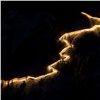 «Словно лава из извергающегося вулкана»: красноярский фотограф показал ночную лестницу на Торгашинский хребет