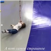 В Красноярске в детском развлекательном комплексе веревка на горке чуть не удушила ребенка