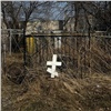 Двое красноярцев не нашли на кладбище алкоголь и решили украсть металлическую оградку, стол и скамейку