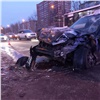 В Красноярске на перекрестке улиц Алексеева и Батурина «Лада» столкнулась с грузовиком. Пострадали трое пешеходов (видео)