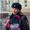 В День всех влюбленных полицейские раздали красноярцам «валентинки кибербезопасности»