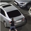 «Киборг-убийца»: красноярка исколотила иномарку на улице Елены Стасовой (видео)