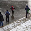В Канске спасателей попросили прогнать детей с тонкого льда реки