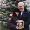 Красноярский кадет получил в подарок от губернатора Красноярского края новогоднюю ель во дворе дома (видео)