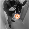 «Делал селфи с винтовкой в руках»: в Красноярске мужчина с оружием попал на камеру в лифте (видео)