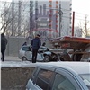 В Красноярске легковушка на полной скорости врезалась в стоящий грузовик (видео)