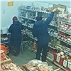 В Красноярске мужчина под прицелом камер пытался вынести из магазина 12 банок красной икры (видео)