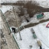 «Скоро эта куча окажется на дороге»: красноярка пожаловалась на заваленный грязным снегом газон