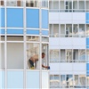 Висевшим на перилах балкона в Солнечном «подростком» оказался 31-летний красноярец (видео)