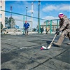 «В такой обувке играть не просто»: металлурги в Таежном первого апреля сыграли в хоккей в валенках