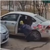 В Красноярске невнимательный таксист выронил из салона 9-летнюю пассажирку (видео)