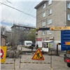 На правобережье Красноярска ремонтируют дороги во дворах жилых домов