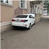 В центре Красноярска автоледи врезалась в припаркованные машины и в дом (видео)