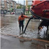 Непрекращающийся дождь подтопил Красноярск: на дороги вывели откачивающую технику 