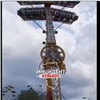 В кемеровском парке развлечений посетители зависли вниз головой на сломавшемся аттракционе (видео)