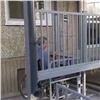 В Канске инвалид-колясочница несколько лет не могла выйти на улицу из-за отсутствия нормального пандуса (видео)
