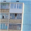«Хотела освежиться»: в Дудинке 13-летняя девочка сидела на перилах балкона на 8 этаже (видео)