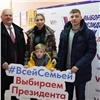 Мэр Красноярска с супругой и детьми проголосовал на выборах президента РФ 