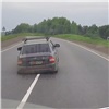 На трассе под Красноярском неадекватный водитель ехал без колеса (видео)