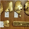 Золотые слитки и украшения на 4 млн рублей нашли дома у жителя Красноярского края (видео)