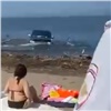 «Стой, стрелять буду!»: полицейские эффектно задержали гоняющего по пляжу водителя внедорожника (видео)