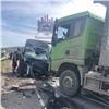 На глубоком обходе Красноярска грузовик вылетел на «встречку» и столкнулся с автокраном (видео)