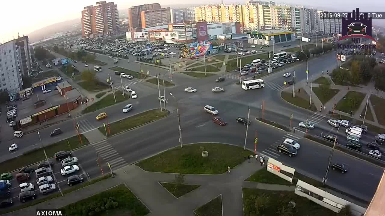 Перекресток комсомольский. Комсомольский проспект Красноярск. Комсомольский перекресток Красноярск. Красноярск проспект Комсомольский перекресток на Шумяцкого. Улица 9 мая Красноярск.