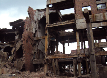 В хакасском поселке Усть-Абакан упавшая стена бывшего завода придавила человека