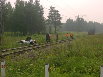 В Железногорске электровоз 40 метров тащил выехавшую на пути машину