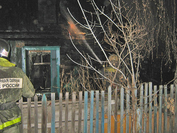 В центре Красноярска горел деревянный дом