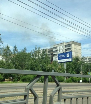 В Красноярске горит жилая 9-этажка, погиб человек