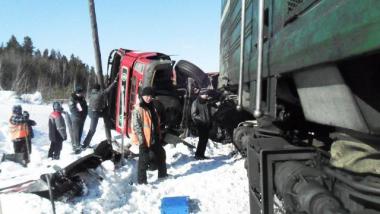 Водитель грузовика в Красноярском крае попал под поезд, разговаривая по телефону
