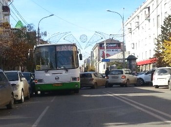 Столкнувшиеся иномарки и автобус перегородили проспект Мира в Красноярске