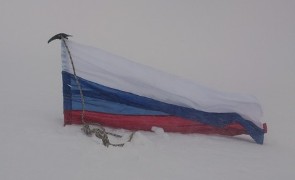 В Туве судьи и юристы в честь 20-летия Конституции России совершили восхождение на высочайшую гору