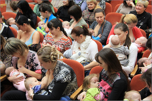 30 жительниц Красноярска приняли участие в сеансе одновременного кормления грудью