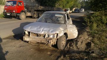 В Красноярске водитель ВАЗа погиб, врезавшись в дерево