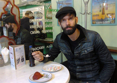 Стефан ест горбушу и зимний салат в столовой в Новосибирске, фото: Роман Жайворон